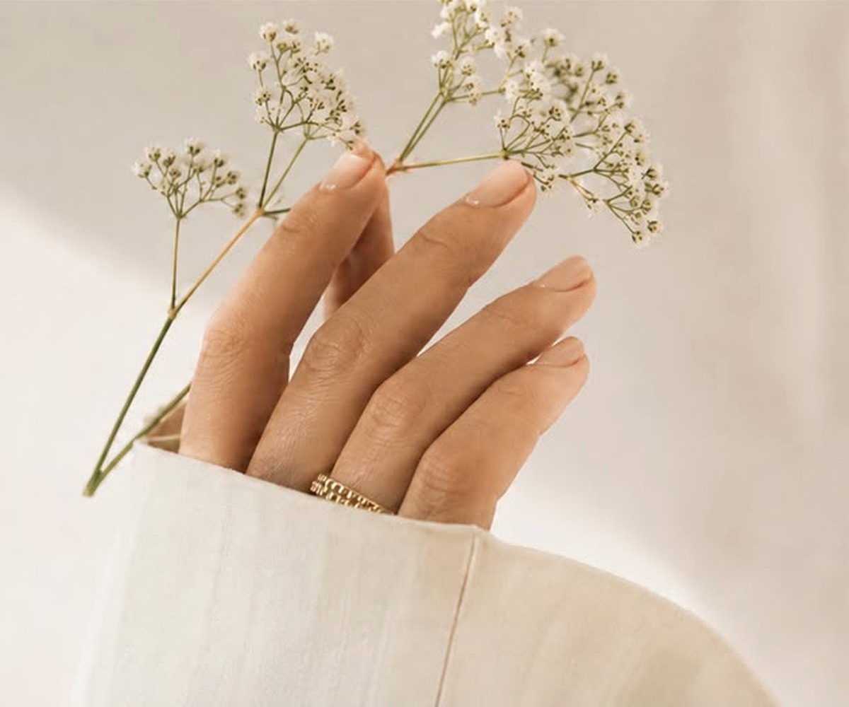 Manos con manicura delicada